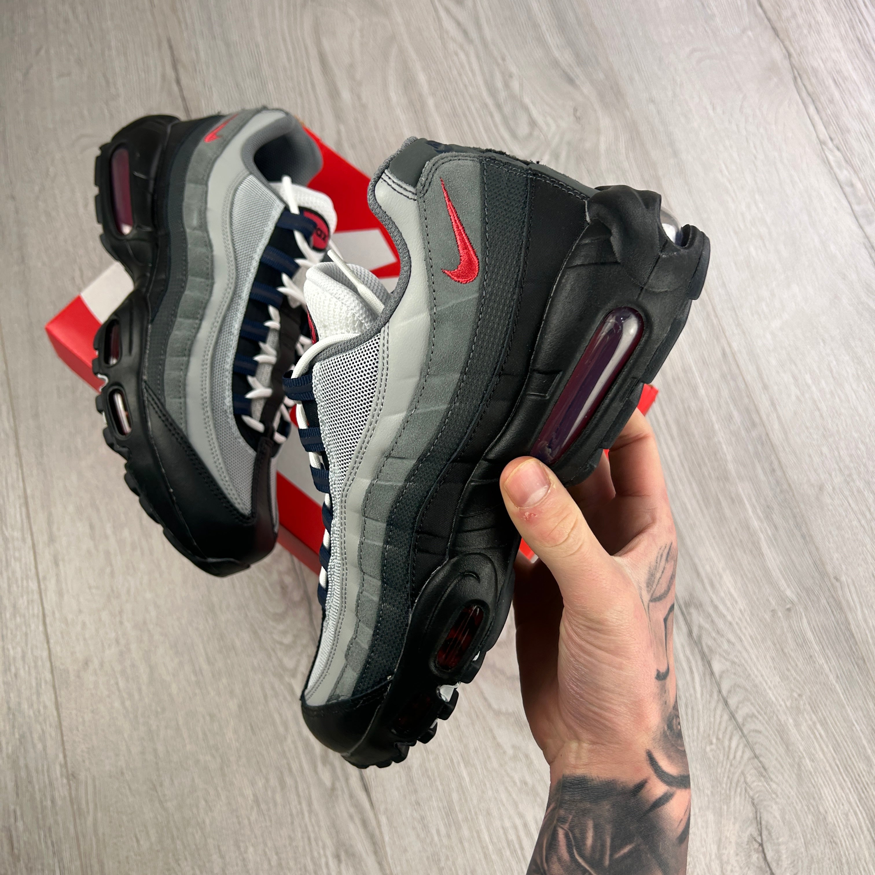 Air max 95 essential trainer outlet white / black / solar red